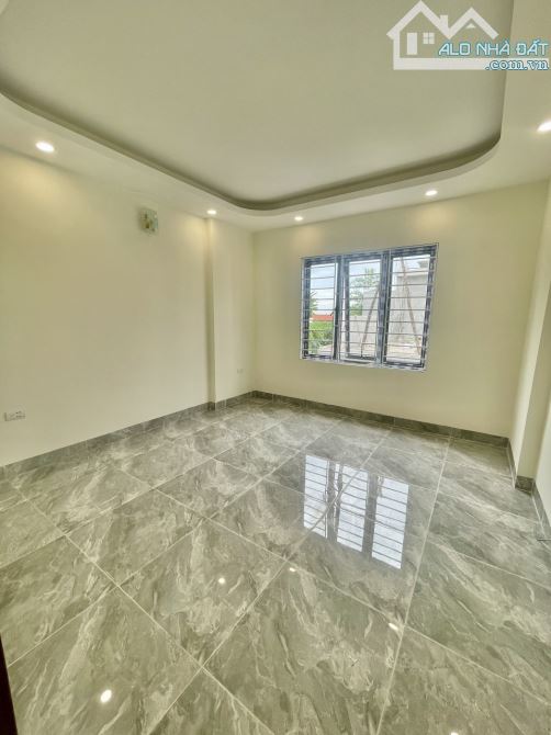 Nhà nằm ngay trường THCS Đông La - 4,5 tầng- 30m2. 10m ra trục chính Ở luôn - 2