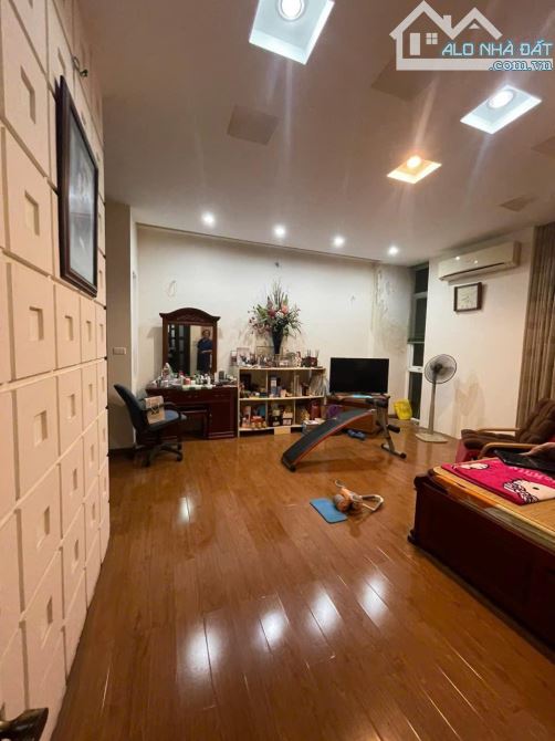 Giảng Võ ở ngay, Phân lô CB, Đầu ngõ, Oto vào nhà. 76m2 x 6t, MT 7.7m. 26.5 tỷ - 2