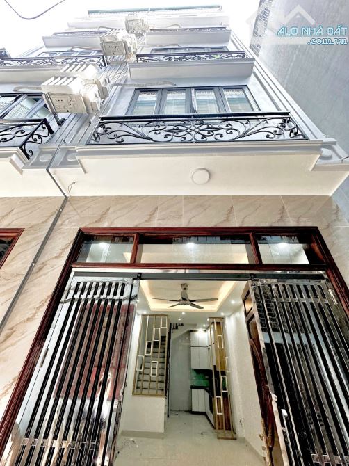 Nhà nằm ngay trường THCS Đông La - 4,5 tầng- 30m2. 10m ra trục chính Ở luôn - 3
