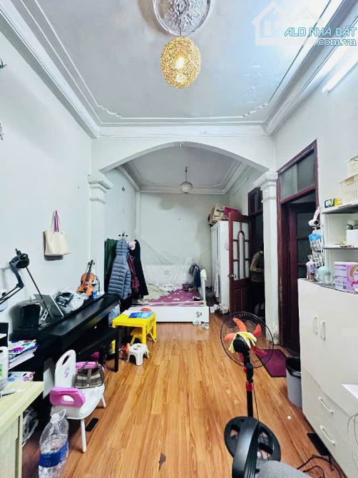 HOA HẬU QUẬN CẦU GIẤY - DÂN XÂY - LÔ GÓC - MẶT TIỀN RỘNG - S = 42M2 - GIÁ CHỈ 7.15 TỶ. - 3