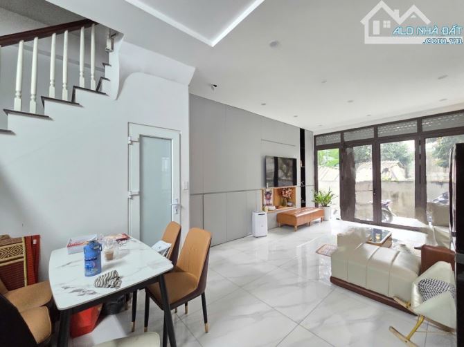 Hàng hiếm - lô góc - ô tô đỗ cửa - nở hậu - tặng full nội thất. Dt 42m2, giá 6,5 tỷ - 3