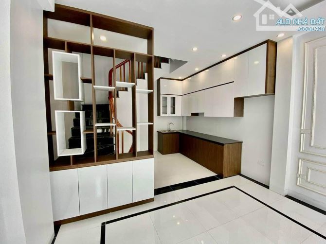 Nhà nằm ngay trường THCS Đông La - 4,5 tầng- 30m2. 10m ra trục chính Ở luôn - 4