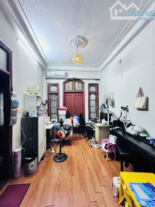 HOA HẬU QUẬN CẦU GIẤY - DÂN XÂY - LÔ GÓC - MẶT TIỀN RỘNG - S = 42M2 - GIÁ CHỈ 7.15 TỶ. - 4