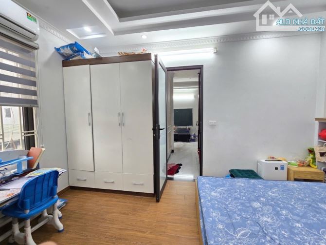 Hàng hiếm - lô góc - ô tô đỗ cửa - nở hậu - tặng full nội thất. Dt 42m2, giá 6,5 tỷ - 6