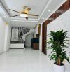 Nhà nằm ngay trường THCS Đông La - 4,5 tầng- 30m2. 10m ra trục chính Ở luôn