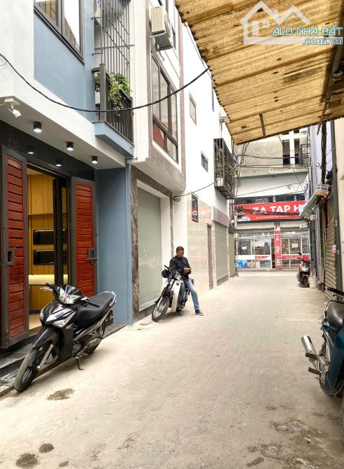 Phố Trần Hoà -  Ô tô vào nhà - Kinh doanh - Xây mới 6 tầng - Full nội thất.