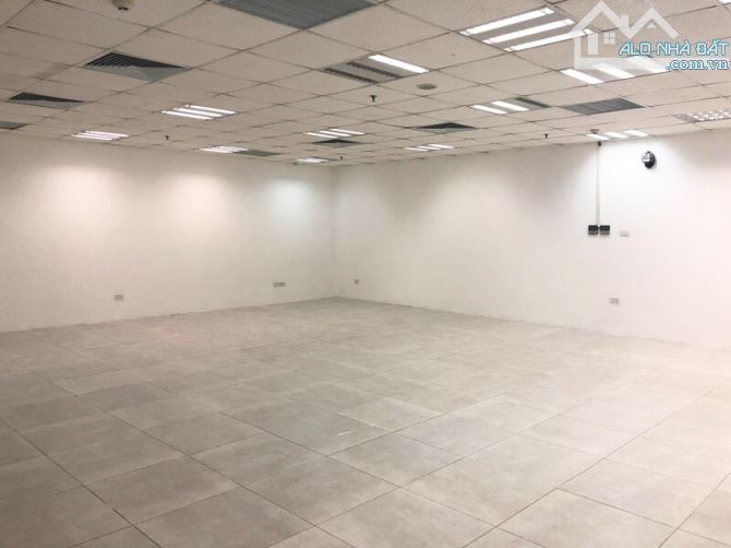 Cho thuê văn phòng tòa nhà Star Tower DT 208m2 vị trí giao thông thuận tiện giá ưu đãi