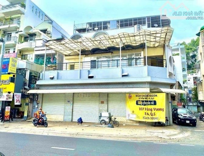 Cho thuê quán cafe góc 2MT ngay công viên Trần Phú, Q5. Dt: 15x12m, Kc: trệt 2 lầu