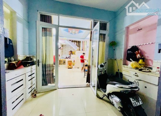 BÁN NHÀ 50m2, 2 TẦNG HẺM XE HƠI SÁT NHÀ - Chợ Phạm Văn Bạch - Hơn 4 tỷ