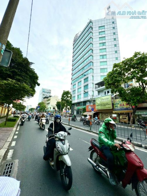 Bán khách sạn 4 sao MT Sương Nguyệt Ánh .Q1. DT (25x40) ~ 1000m2 - 84P- 2H11T- HDT 60 tỷ