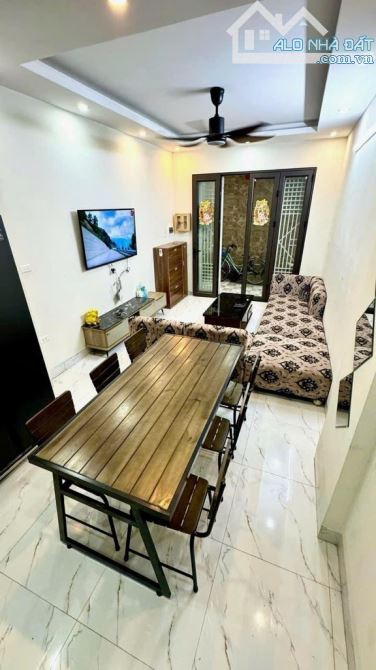 Bán nhà Đức Giang -Long Biên ,5 tầng chỉ việc xách vali ở ngay