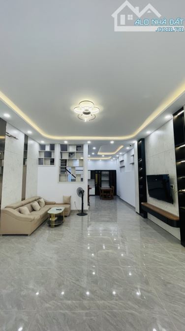 Bán gấp nhà 4 tầng ngang 5.4x15m tại Cách Mạng Tháng 8 Quận 3