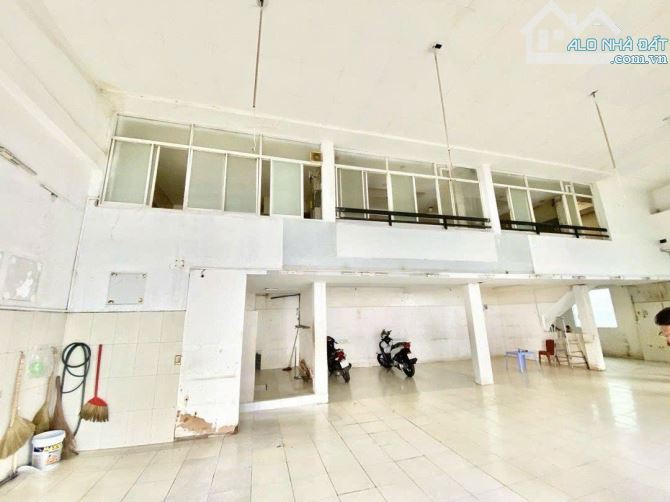 Cho thuê quán cafe góc 2MT ngay công viên Trần Phú, Q5. Dt: 15x12m, Kc: trệt 2 lầu - 1
