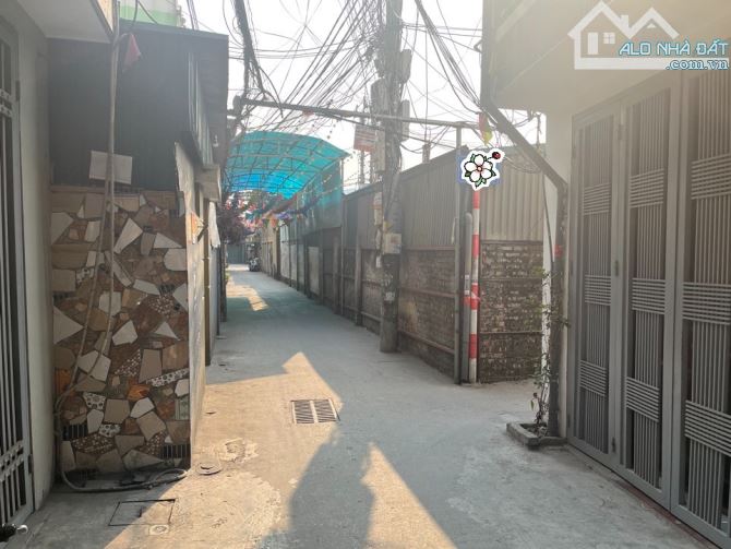 Bán đất Lĩnh Nam vị trí đắc địa, ngõ thông tứ tung, sát phố, dt 45m2, mt 7m, giá 7.9 tỷ