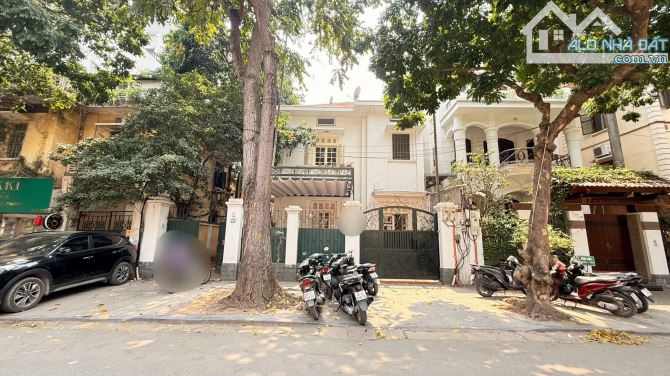 GIA ĐÌNH TÔI CẦN BÁN GẤP CĂN BIỆT THỰ MẶT PHỐ TRẦN QUỐC TOẢN. 360m2 x 3T - Giá 202 TỶ. - 2