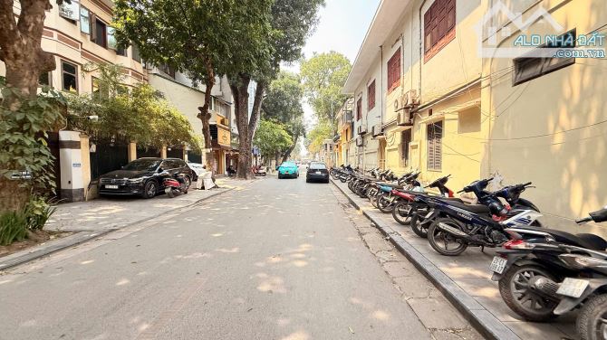 GIA ĐÌNH TÔI CẦN BÁN GẤP CĂN BIỆT THỰ MẶT PHỐ TRẦN QUỐC TOẢN. 360m2 x 3T - Giá 202 TỶ. - 4