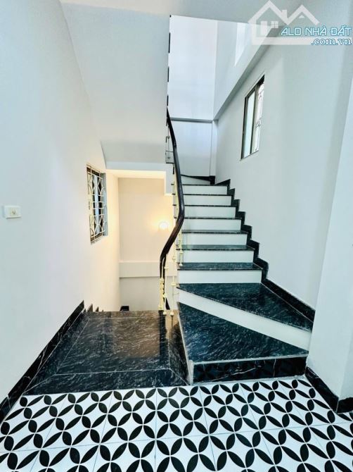 Hàng hiếm quận Hai Bà - 50m x 5T - ô tô tránh - kinh doanh sầm uất - nhà dân xây - 4