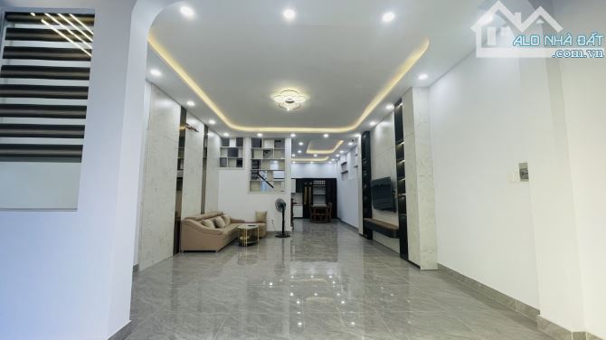 Bán gấp nhà 4 tầng ngang 5.4x15m tại Cách Mạng Tháng 8 Quận 3 - 5