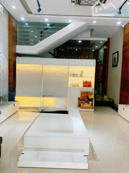 Bán nhà 4 mê mới full nội thất mặt tiền Phan Đình Phùng. 72m2 ngang 5m nở hậu giá 9,3tỷ