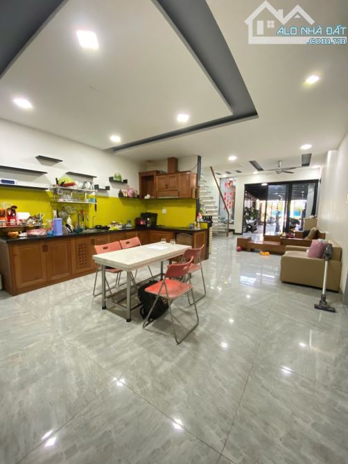BÁN GẤP NHÀ 3 TẦNG ĐẸP - MẶT PHỐ LÊ VĂN HIẾN