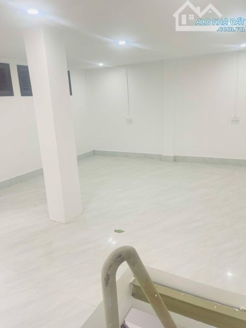 Lý Nam Đế, Lô góc, 3 thoáng, Vỉa hè, KD sầm uất. 45m2x4t, MT 5.3m. Chỉ 28.5 tỷ!
