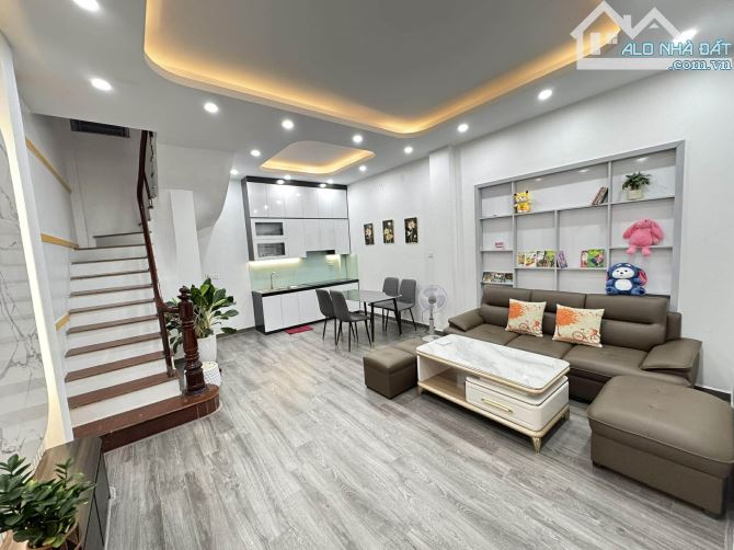 BÁN NHÀ-CẦU GIẤY-NHÀ ĐẸP -TRUNG TÂM CẦU GIẤY -NỘI THẤT FULL-40M² 4T GIÁ 7tỷ380