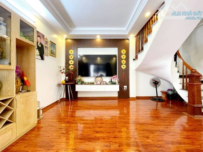 NHÀ ĐẸP PHỐ KHƯƠNG ĐÌNH THANH XUÂN SỞ HỮU NGAY 42m2/5tầng .Tặng full Nội Thất. Giá 9tỷ.