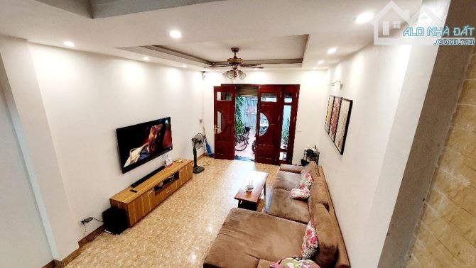 Bán NHà Ngọc Lâm - Long BIên,Ngõ Thông Gần ô tô, DT 74m x3 tầng , MT 4m, giá 8,2 tỷ