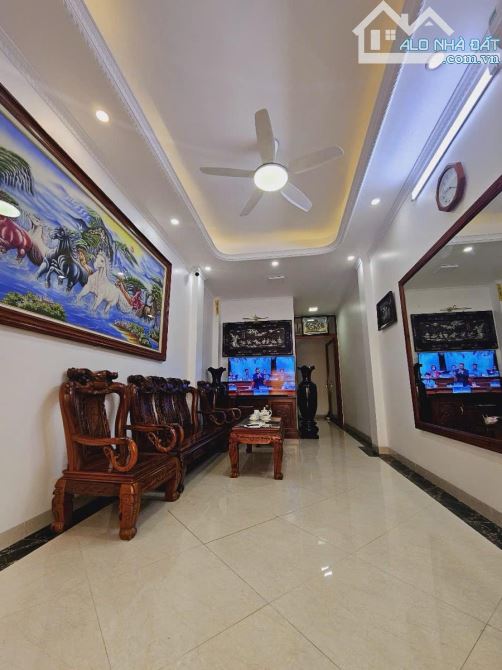 Siêu hiếm trong tầm giá - 60m x 5T - ô tô đỗ cửa, vào nhà - kinh doanh sầm uất- hai thoáng