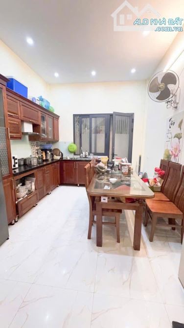 Phố Trung Tả Khâm Thiên, ngõ thông, ô tô đỗ cửa, cách 5 m ra ô tô tránh, 50m, nhỉnh 8tỷ.
