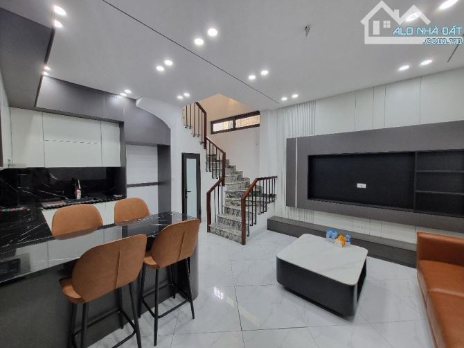 BÁN NHÀ PHÂN LÔ NGỌC THỤY - 31M² - 5 TẦNG - 5.9 TỶ - Ở NGAY  🏡