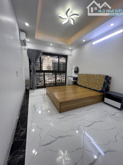 Siêu hiếm trong tầm giá - 60m x 5T - ô tô đỗ cửa, vào nhà - kinh doanh sầm uất- hai thoáng - 1