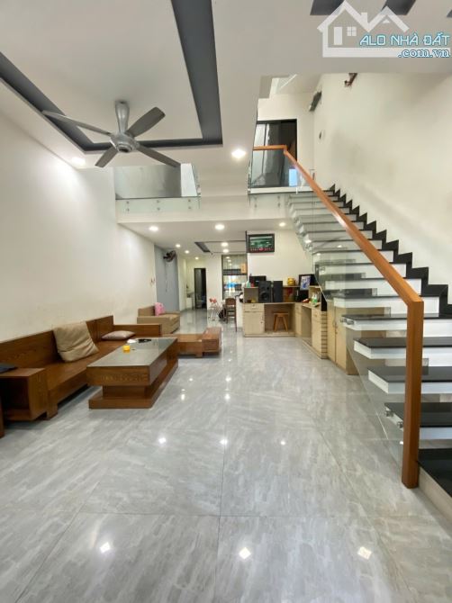 BÁN GẤP NHÀ 3 TẦNG ĐẸP - MẶT PHỐ LÊ VĂN HIẾN - 2