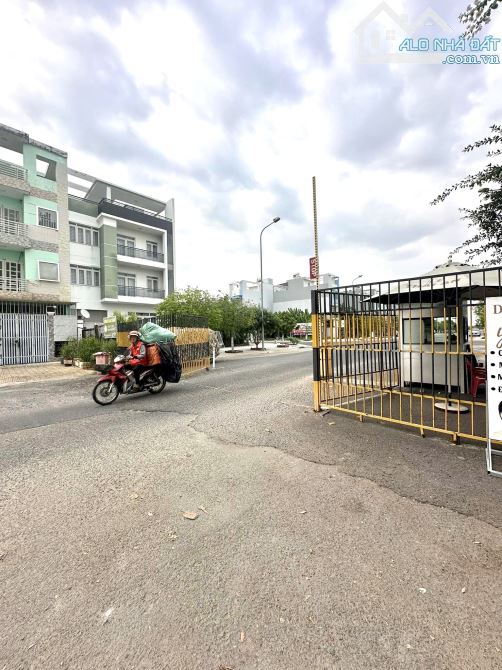 Mặt tiền đường 30mét KDC Khang Điền - Gia Hoà 105tr/m - 2