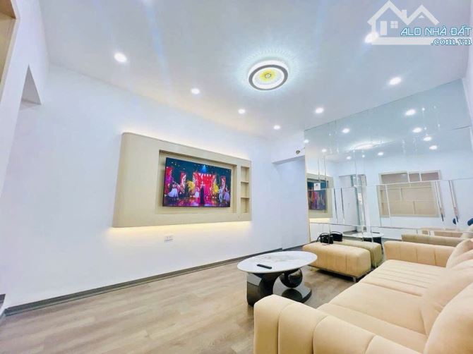 Căn hộ 55m 2ngủ full nội thất phố Phương Mai, ô tô đỗ chân cầu thang,vị trí ViP chỉ 2.85ty - 3