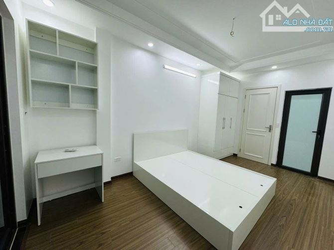 Ngay Hồ Đền Lừ - 5 M ra ô tô - Nhà dân mới kính kong - Full nội thất - Ở ngay. - 5