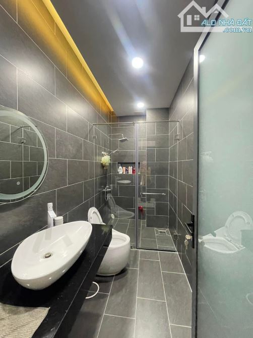 BÁN NHÀ ĐẸP 4 TẦNG MẶT TIỀN NGÔ QUYỀN. DT:5x20M. GIÁ: 17 TỶ - 7