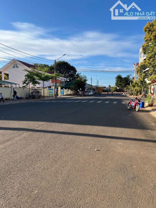 Nhà mặt tiền đường 24m đối diện cổng trường học. Khu đấu giá Tân Phong, kinh doanh tốt