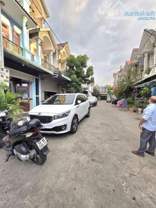 Nhà 3 tầng mới, hẻm xe hơi 6m cần ra nhanh chỉ 4 tỷ - Hai Bà Trưng, Đông Hòa - Dĩ An