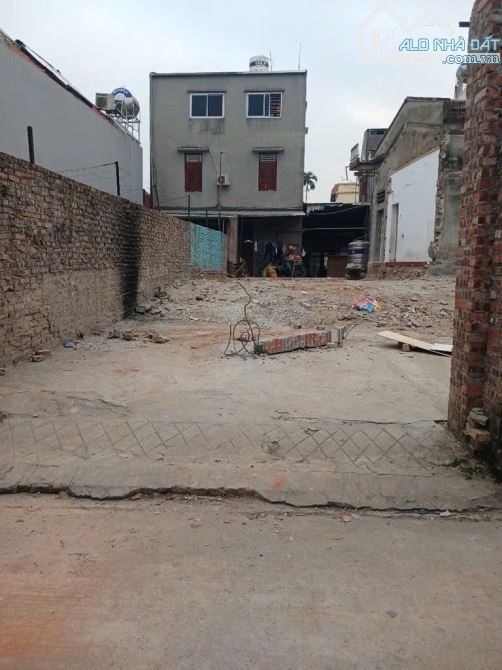 ĐẤT XUÂN KHÔI - CỰ KHỐI LONG BIÊN - Ô TÔ ĐỖ CỬA VÀO NHÀ. + Vị trí đất cách chân cầu Thanh