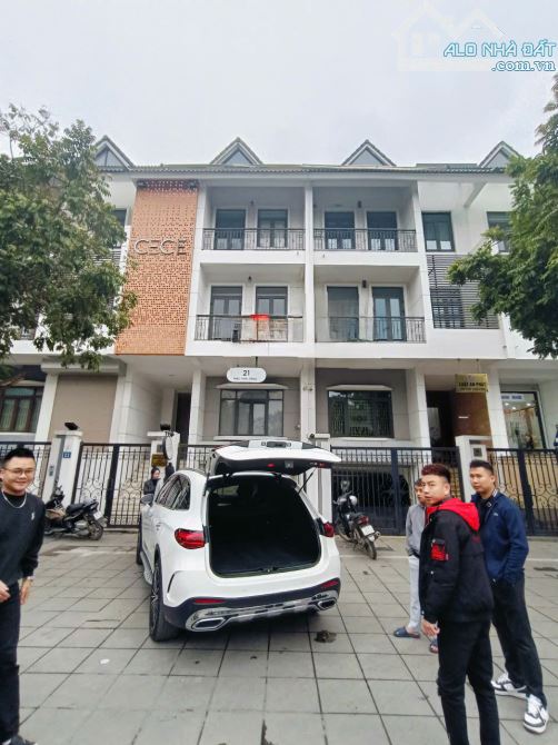 Cho thuê nhà mặt phố Mạc Thái Tổ, Cầu Giấy, Hà Nội. DT 96m2, 1 hâm, 4 nổi. Giá 70 tr (thg)