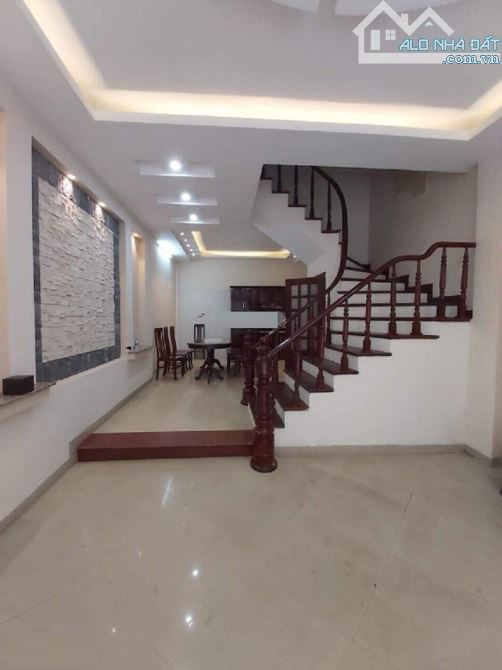 Cho thuê nhà riêng ngõ 118 Nguyễn Khánh Toàn. Dt 60m2 x 5 tầng mặt tiền 5m