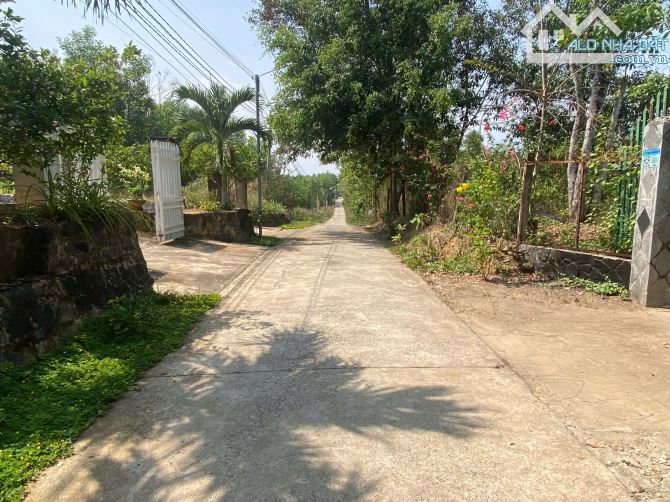 bán lô đất nhà vườn 1724m2 có nhà,điện  nước đầy đủ,đất ở tại nông thôn chỉ vơi giá 2,5 ỷ