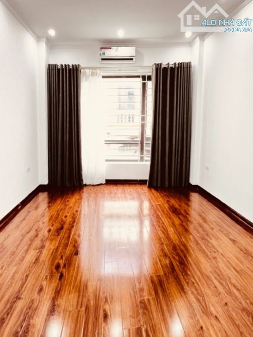 6 T.Ỷ HIẾM- B.Á.N NHÀ NGUYỄN VĂN CỪ, LONG BIÊN- KHU VIP, Ô TÔ GẦN CỬA- CHỈ 6.5 T.Ỷ