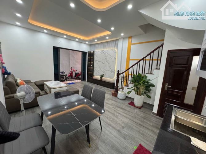 Bán nhà nguyên căn Quận Cầu Giấy 34m2*4T MT 5m 4PN giá 7,4 tỷ