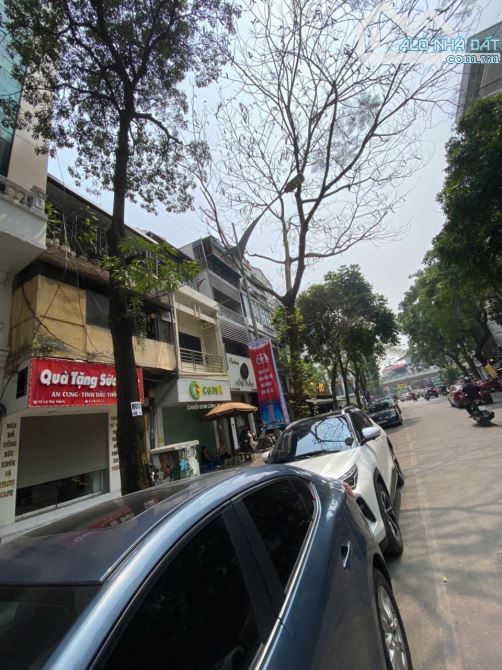 Cho thuê biệt thự Thành Phố Giao Lưu, Phạm Văn Đồng 130 m2 5 tầng + 1 hầm thang máy mới đẹ