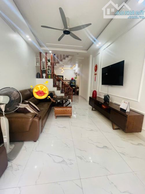 Bán nhà 3 tầng sạch đẹp ngõ 69 Miếu Hai Xã