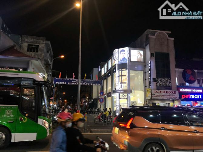 Góc 2 mặt tiền mặt tiền Phan Đăng Lưu, Phú Nhuận. DT: 4x18m, 3 tầng. HĐT: 80tr/th. Giá 25