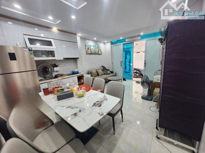 Bán Nhà Cầu Giấy - Nhà Đẹp Ở Ngay - TT Tầng 1 ĐHSP Hà Nội - 70m2 - 3 Ngủ - 4 Tỷ Nhô.