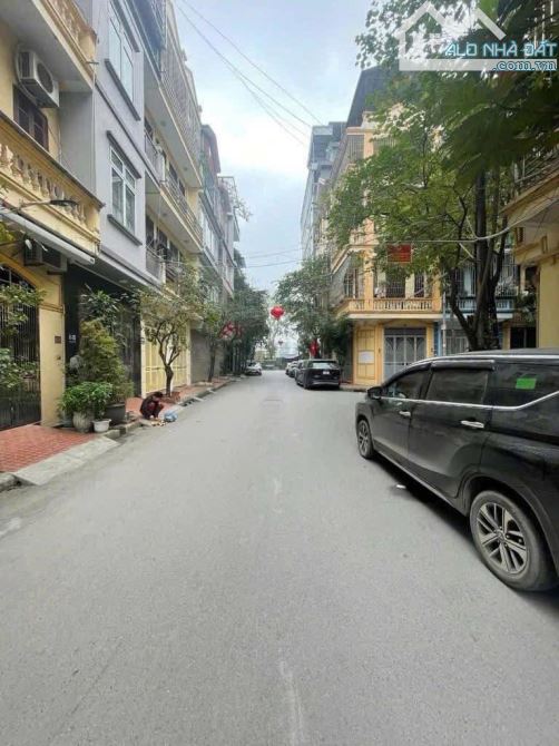 Phân lô ô tô tránh Kim mã - 2 thoáng ngõ thông - sát phố gần hồ - DT 58M2, MT 7M, 17tỷ3